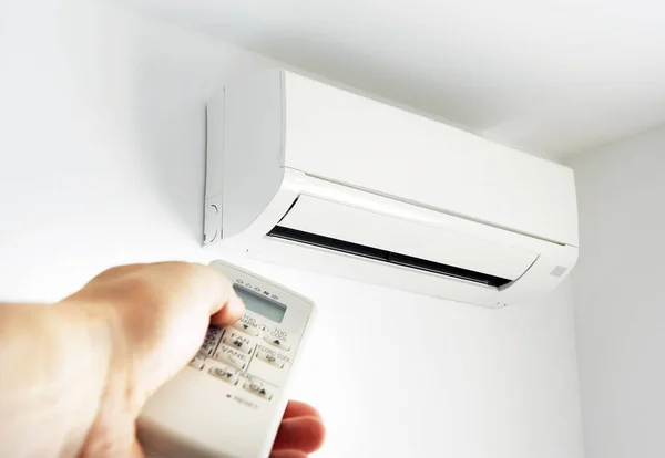 Jeune Homme Tenant Climatiseur Télécommande Dans Maison — Photo