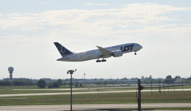 Varşova, Polonya. 15 Nisan 2018. Yolcu uçağı PLL LOT Boeing Dreamliner Varşova 'daki Chopin havaalanından kalkıyor. 