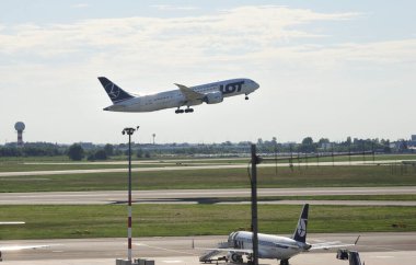 Varşova, Polonya. 15 Nisan 2018. Yolcu uçağı PLL LOT Boeing Dreamliner Varşova 'daki Chopin havaalanından kalkıyor. 