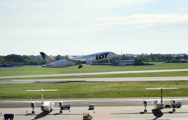 Varsóvia Polónia Abril 2018 Avião Passageiros Pll Lot Boeing Dreamliner — Fotografia de Stock