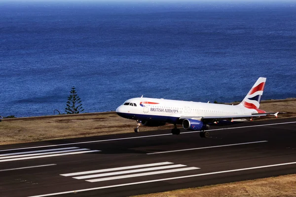 Boeing 737 British Airways Pista Aeroporto Funchal Madeira Portugal Oceano — Fotografia de Stock