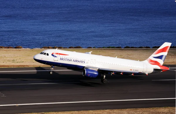 Boeing 737 British Airways Pista Aeroporto Funchal Madeira Portugal Oceano — Fotografia de Stock