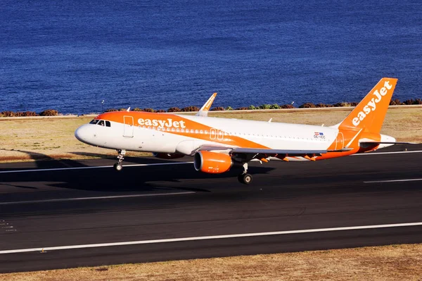 Avião Easyjet Airbus Voando Para Pista Aeroporto Avião Comercial Jato — Fotografia de Stock