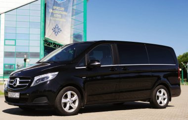 Beyaz Rusya, Brest - 30 Temmuz 2019 Mercedes-Benz V sınıfı, ön manzara. Brest 'teki otoparkta modern bir arabanın fotoğrafını çekmek..