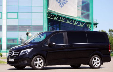 Beyaz Rusya, Brest - 30 Temmuz 2019 Mercedes-Benz V sınıfı, ön manzara. Brest 'teki otoparkta modern bir arabanın fotoğrafını çekmek..