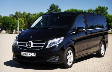 Beyaz Rusya, Brest - 3 Haziran 2019 Mercedes-Benz V sınıfı, ön manzara. Brest 'teki otoparkta modern bir arabanın fotoğrafını çekmek..