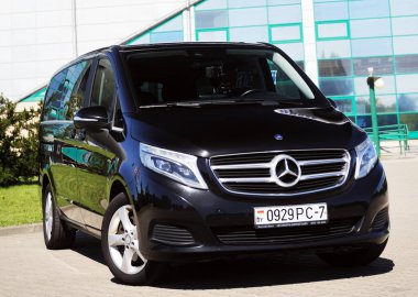 Beyaz Rusya, Brest - 3 Haziran 2019 Mercedes-Benz V sınıfı, ön manzara. Brest 'teki otoparkta modern bir arabanın fotoğrafını çekmek..