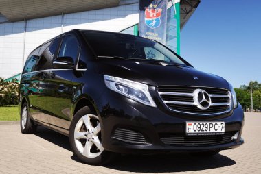 Beyaz Rusya, Brest - 3 Haziran 2019 Mercedes-Benz V sınıfı, ön manzara. Brest 'teki otoparkta modern bir arabanın fotoğrafını çekmek..