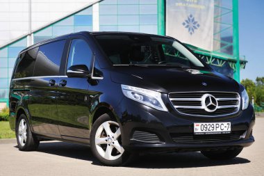 Beyaz Rusya, Brest - 3 Haziran 2019 Mercedes-Benz V sınıfı, ön manzara. Brest 'teki otoparkta modern bir arabanın fotoğrafını çekmek..