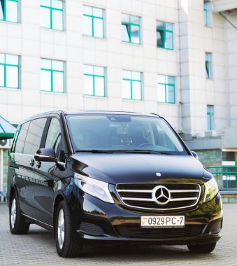 Beyaz Rusya, Brest - 3 Haziran 2019 Mercedes-Benz V sınıfı, ön manzara. Brest 'teki otoparkta modern bir arabanın fotoğrafını çekmek..
