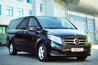 Beyaz Rusya, Brest - 3 Haziran 2019 Mercedes-Benz V sınıfı, ön manzara. Brest 'teki otoparkta modern bir arabanın fotoğrafını çekmek..