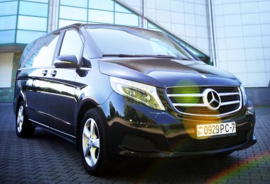 Beyaz Rusya, Brest - 3 Haziran 2019 Mercedes-Benz V sınıfı, ön manzara. Brest 'teki otoparkta modern bir arabanın fotoğrafını çekmek..