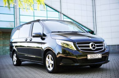 Beyaz Rusya, Brest - 3 Haziran 2019 Mercedes-Benz V sınıfı, ön manzara. Brest 'teki otoparkta modern bir arabanın fotoğrafını çekmek..