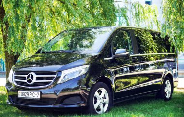 Beyaz Rusya, Brest - 3 Haziran 2019 Mercedes-Benz V sınıfı, ön manzara. Brest 'teki otoparkta modern bir arabanın fotoğrafını çekmek..