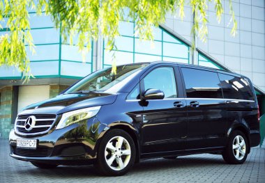 Beyaz Rusya, Brest - 3 Haziran 2019 Mercedes-Benz V sınıfı, ön manzara. Brest 'teki otoparkta modern bir arabanın fotoğrafını çekmek..