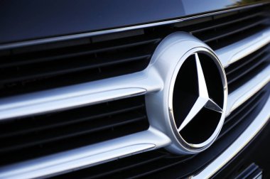 Belarus, Brest - 30 Temmuz 2019: Mercedes-Benz-sınıfı, yakın plan logo..