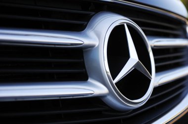 Belarus, Brest - 30 Temmuz 2019: Mercedes-Benz-sınıfı, yakın plan logo..