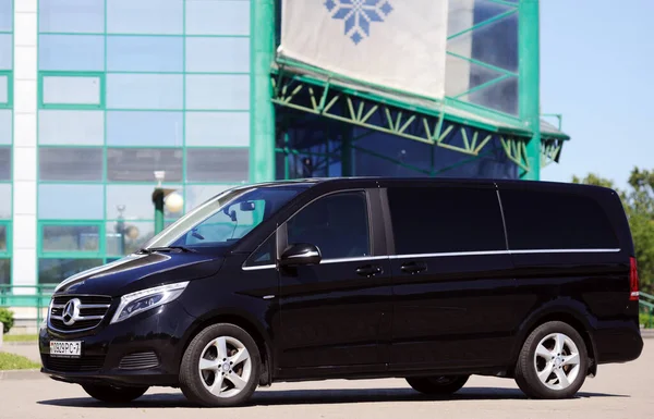 Beyaz Rusya, Brest - 30 Temmuz 2019 Mercedes-Benz V sınıfı, ön manzara. Brest 'teki otoparkta modern bir arabanın fotoğrafını çekmek..