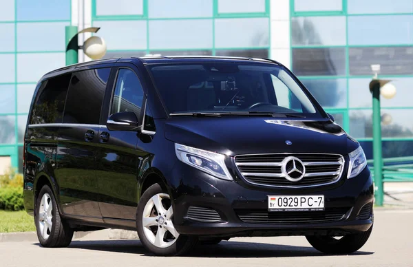 Beyaz Rusya, Brest - 3 Haziran 2019 Mercedes-Benz V sınıfı, ön manzara. Brest 'teki otoparkta modern bir arabanın fotoğrafını çekmek..