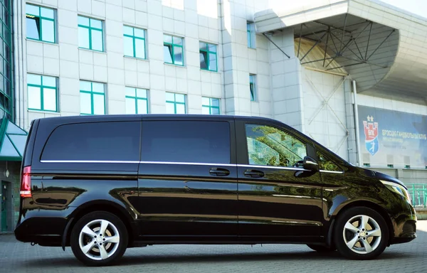 Beyaz Rusya, Brest - 30 Temmuz 2019 Mercedes-Benz V sınıfı, ön manzara. Brest 'teki otoparkta modern bir arabanın fotoğrafını çekmek..
