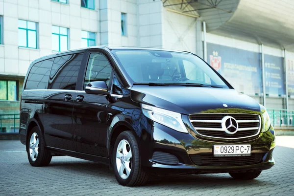 Beyaz Rusya, Brest - 3 Haziran 2019 Mercedes-Benz V sınıfı, ön manzara. Brest 'teki otoparkta modern bir arabanın fotoğrafını çekmek..