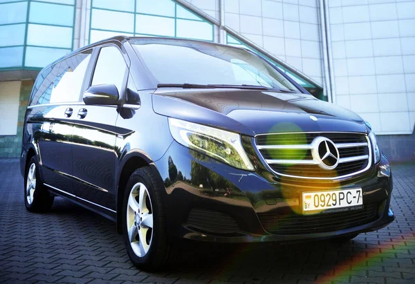 Beyaz Rusya, Brest - 3 Haziran 2019 Mercedes-Benz V sınıfı, ön manzara. Brest 'teki otoparkta modern bir arabanın fotoğrafını çekmek..