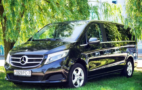 Beyaz Rusya, Brest - 3 Haziran 2019 Mercedes-Benz V sınıfı, ön manzara. Brest 'teki otoparkta modern bir arabanın fotoğrafını çekmek..