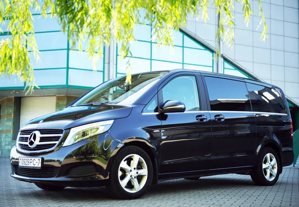 Beyaz Rusya, Brest - 3 Haziran 2019 Mercedes-Benz V sınıfı, ön manzara. Brest 'teki otoparkta modern bir arabanın fotoğrafını çekmek..