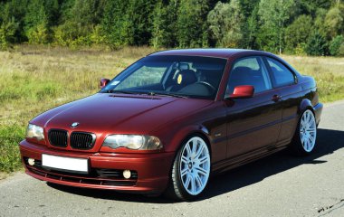 Belarus, Brest - 4 Ağustos 2019: BMW E46 spor araba ön görünümü. Brest 'teki otoparkta modern bir arabanın fotoğrafını çekmek..