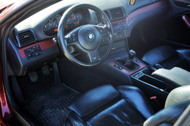 Belarus, Brest - 4 Ağustos 2019: BMW E46 spor otomobili kontrol paneli ve direksiyon simidine yakın çekim..