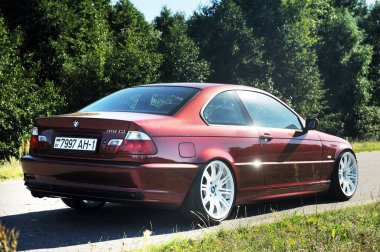 Belarus, Brest - 4 Ağustos 2019: BMW E46 spor araba arka görüntüsü. Otoyolda modern bir arabanın fotoğrafını çekmek..
