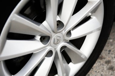 Belarus, Minsk-6 Ekim 2019: siyah araba Renault Grand Scenic. Bir Colis üzerinde RENAULT araba logosu