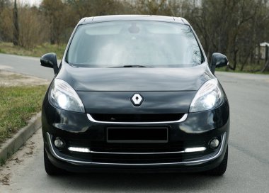 Belarus, Minsk-6 Ekim 2019: Siyah araba Renault Grand Scenic yolun kenarında duruyor. Minsk 'teki otoparkta modern bir arabanın fotoğrafını çekmek..