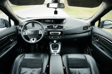 Belarus, Minsk-6 Ekim 2019: Siyah araba Renault Grand Scenic, ön panele yakın çekim, oyuncu.