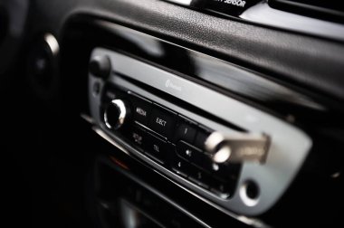 Belarus, Minsk-6 Ekim 2019: Siyah araba Renault Grand Scenic, ön panele yakın çekim, oyuncu.