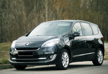 Belarus, Minsk-6 Ekim 2019: Siyah araba Renault Grand Scenic yolun kenarında duruyor. Minsk 'teki otoparkta modern bir arabanın fotoğrafını çekmek..