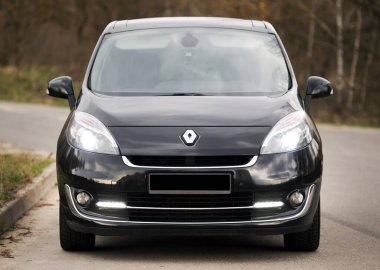 Belarus, Minsk-6 Ekim 2019: Siyah araba Renault Grand Scenic yolun kenarında duruyor. Minsk 'teki otoparkta modern bir arabanın fotoğrafını çekmek..
