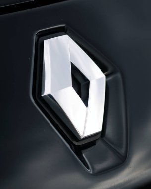 Belarus, Minsk-6 Ekim 2019: Siyah araba Renault Grand Scenic.Bir logo simgesine yakın çekim.