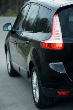 Belarus, Minsk-6 Ekim 2019: Siyah araba Renault Grand Scenic yolun kenarında duruyor. Minsk 'teki otoparkta modern bir arabanın fotoğrafını çekmek..