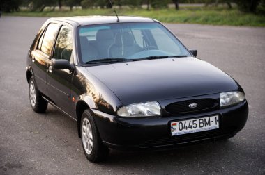 Belarus, Minsk-12 Ekim 2019: Ford Fiesta siyah 2000 yıl, ormanda bir otoparkta park edilmiş, yan manzara.
