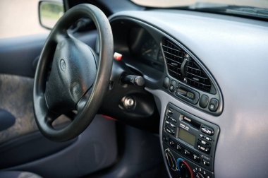 Beyaz Rusya, Minsk-12 Ekim 2019 Ford Fiesta siyah 2000 yılı, ormandaki bir otoparkta park edilmiş. Arabanın içi ve gösterge paneli.
