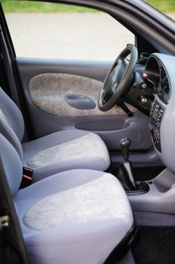 Beyaz Rusya, Minsk-12 Ekim 2019 Ford Fiesta siyah 2000 yılı, ormandaki bir otoparkta park edilmiş. Arabanın içi ve gösterge paneli.