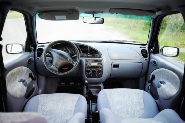 Beyaz Rusya, Minsk-12 Ekim 2019 Ford Fiesta siyah 2000 yılı, ormandaki bir otoparkta park edilmiş. Arabanın içi ve gösterge paneli.