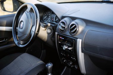 Belarus, Minsk-31 Ekim 2019, Özel Eko arabası, Nissan Almera. Arabanın içi ve gösterge paneli.