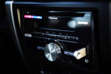 Belarus, Minsk-31 Ekim 2019, Özel Eko arabası, Nissan Almera. Arabanın içi ve gösterge paneli.