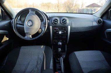 Belarus, Minsk-31 Ekim 2019, Özel Eko arabası, Nissan Almera. Arabanın içi ve gösterge paneli.