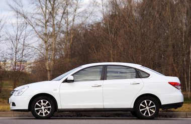 Belarus, Minsk-31 Ekim 2019: Özel Eko arabası, Nissan Almera ormanda bir otoparka park edilmiş, yan görüş..