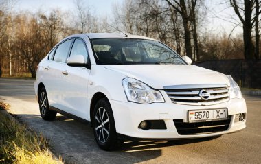 Belarus, Minsk-31 Ekim 2019: Özel Eko arabası, Nissan Almera ormanda bir otoparka park edilmiş, yan görüş..