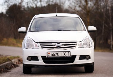 Belarus, Minsk-31 Ekim 2019: Özel Eko arabası, Nissan Almera ormanda bir otoparka park edilmiş, yan görüş..