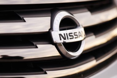 Belarus, Minsk-31 Ekim 2019: Özel Eko arabası, Nissan Almera bir park yerine park etmiş, yan manzara..
